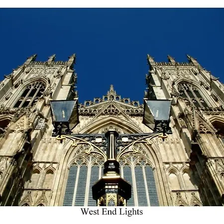 With Free Parking, 10 Min Walk To Bar Walls