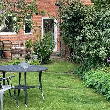 With Free Parking, 10 Min Walk To Bar Walls