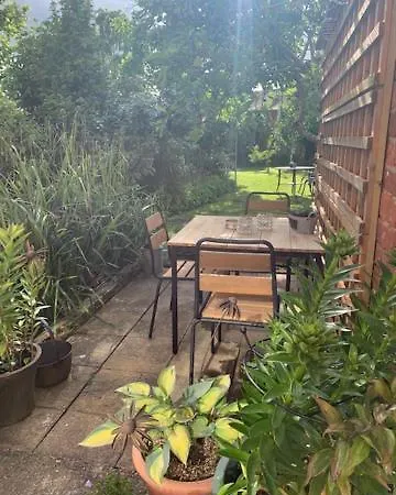 With Free Parking, 10 Min Walk To Bar Walls