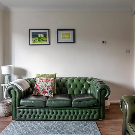 With Free Parking, 10 Min Walk To Bar Walls