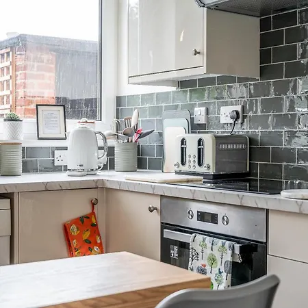 With Free Parking, 10 Min Walk To Bar Walls