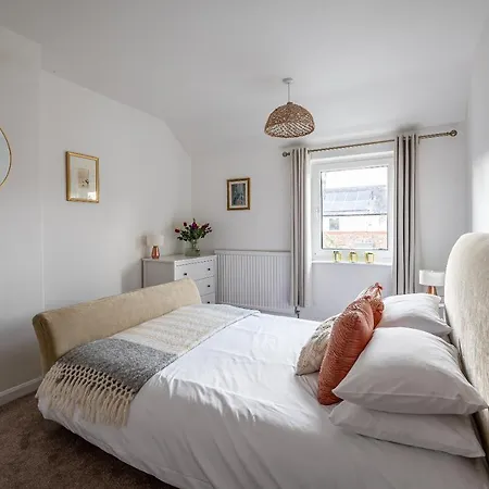 With Free Parking, 10 Min Walk To Bar Walls *