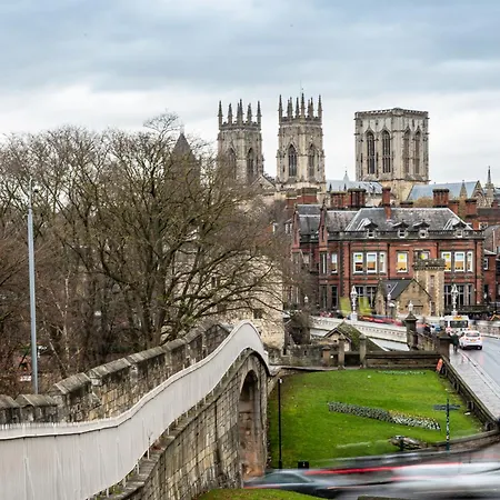 With Free Parking, 10 Min Walk To Bar Walls Ferienhaus