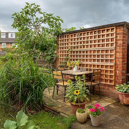 With Free Parking, 10 Min Walk To Bar Walls Ferienhaus York