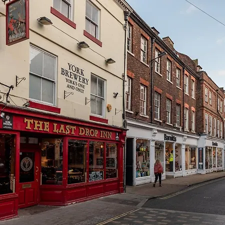 With Free Parking, 10 Min Walk To Bar Walls *