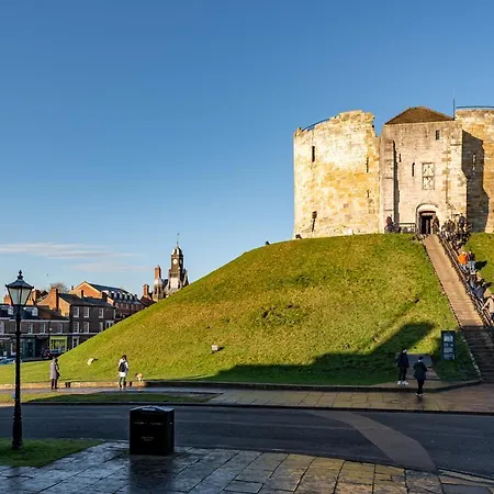 With Free Parking, 10 Min Walk To Bar Walls *