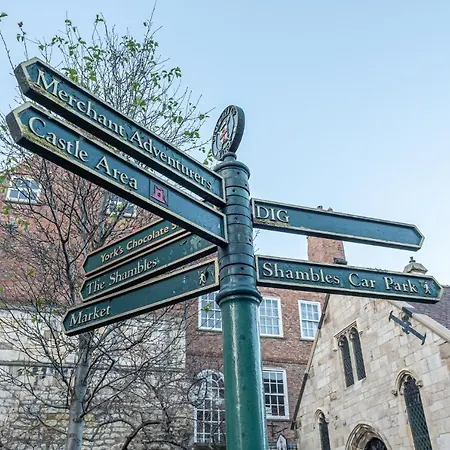 With Free Parking, 10 Min Walk To Bar Walls Ferienhaus York