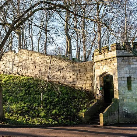 With Free Parking, 10 Min Walk To Bar Walls Ferienhaus York