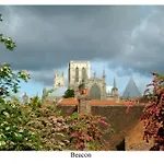With Free Parking, 10 Min Walk To Bar Walls Holiday home