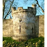 With Free Parking, 10 Min Walk To Bar Walls Holiday home *