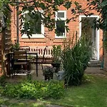 With Free Parking, 10 Min Walk To Bar Walls Holiday home York