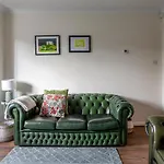 With Free Parking, 10 Min Walk To Bar Walls