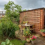 With Free Parking, 10 Min Walk To Bar Walls Holiday home York