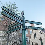 With Free Parking, 10 Min Walk To Bar Walls Holiday home York